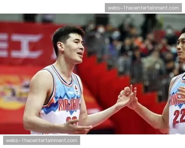 新疆老将阿不都沙拉木带伤作战 比赛中膝盖敷着冰袋